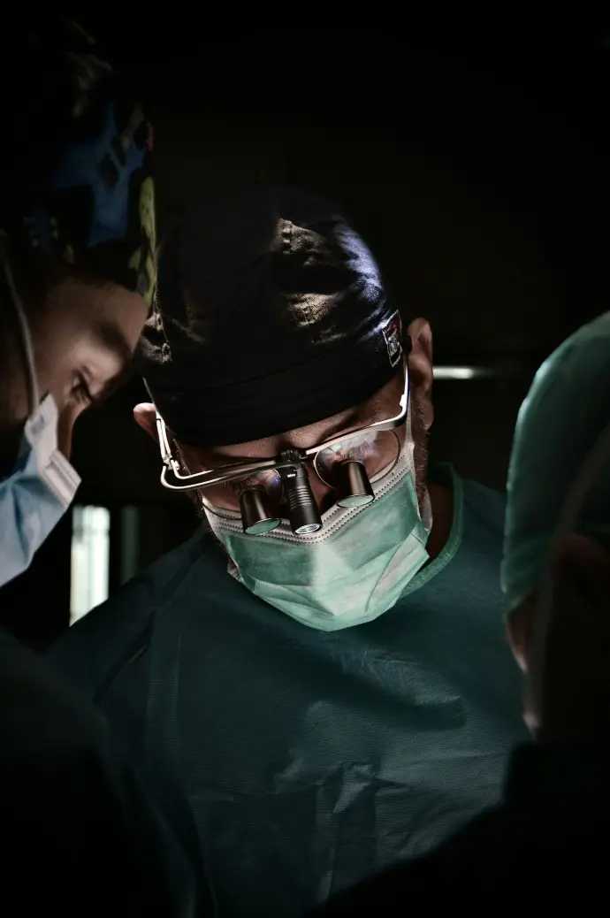 Chirurgiens concentrés lors d'une opération médicale